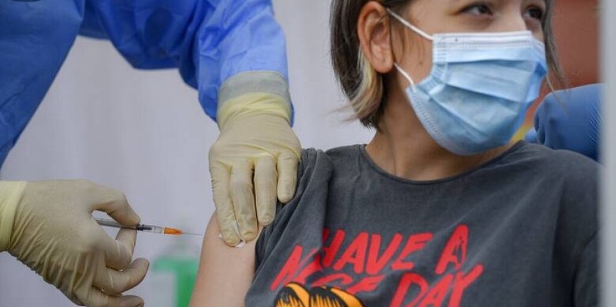 ΚΟΡΩΝΟΪΟΣ - ΓΑΛΛΙΑ: Με ειδικές βελόνες για παιδιά άρχισε τον εμβολιασμό των 12χρονων